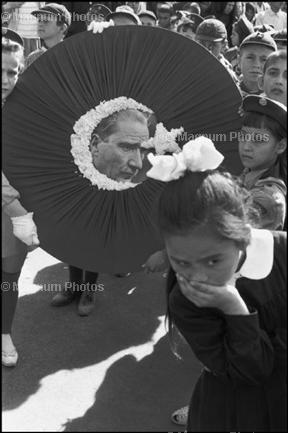 Anatolia. Manisa. Festeggiamenti del 29 di ottobre. Ritratto di Ataturk. © Henri Cartier-Bresson/Magnum Photos