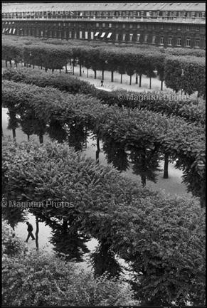 Francia. Parigi. Giardini del Palazzo Reale. 1959. © Henri Cartier-Bresson/Magnum Photos