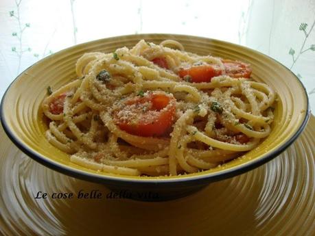 Spaghetti con pomodorini, briciole di pane e  acciughe