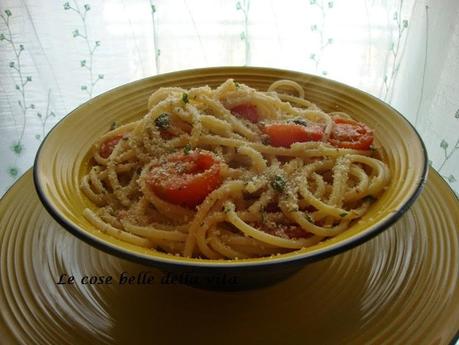 Spaghetti con pomodorini, briciole di pane e  acciughe
