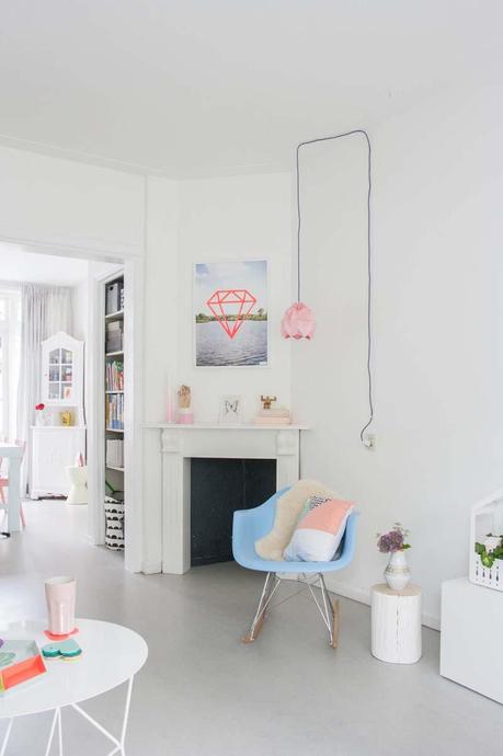 TOTAL WHITE A COLORI: UNA CASA FAMILIARE IN OLANDA