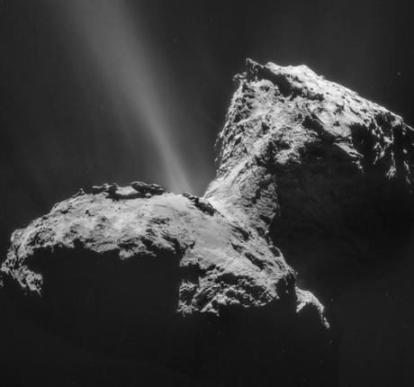 Questa immagine della cometa 67P/Churyumov-Gerasimenko e' stata ripresa lo scorso 31 gennaio dallo strumento NavCam a bordo di Rosetta dell'ESA. Si tratta di un mosaico di quattro immagini prese ad una distanza di 28 chilometri dal centro della Cometa. Il mosaico ha una dimensione di 4,6x4,3 km. Crediti: ESA/Rosetta/NAVCAM – CC BY-SA IGO 3.0
