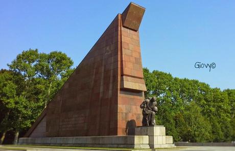 Visitare il memoriale sovietico a Treptower Park Berlino