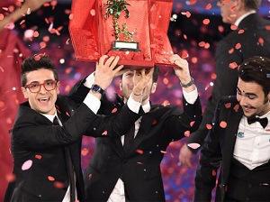 Il Volo con il loro trofeo