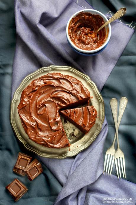 Torta al cioccolato e patate dolci con frosting al cioccolato e crème fraiche