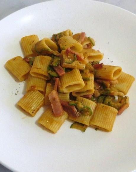 Pasta con zucchine, speck pomodoro e olive