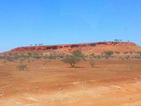 Jack Hills, la catena rocciosa più antica del mondo (4,4 miliardi di anni fa), nel deserto del Western Australia. Crediti: INAF