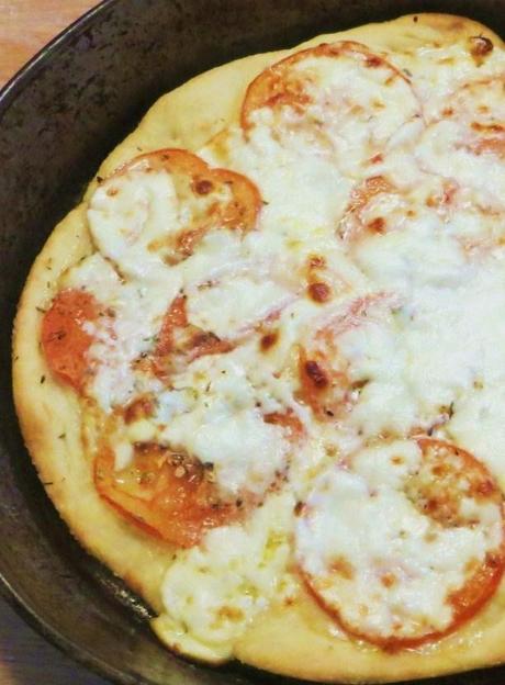 Focaccia con stracchino e pomodoro Focaccia con stracchino e pomodoro