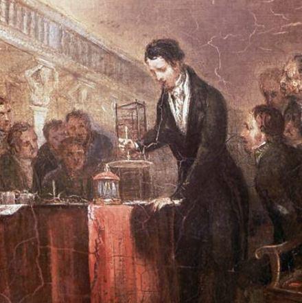 Accadde oggi: nel 1745 nasce Alessandro Volta In questo dipinto conservato presso il Museo di Storia della Scienza di Firenze, il fisico Alessandro Volta è rappresentato mentre illustra all'Accademia Francese la pila da lui stesso costruita. Tale apparecchio, costituito da lastre di ferro e zinco alternate e immerse in una soluzione salina, rappresentò una importante scoperta nello studio dei fenomeni elettrici.