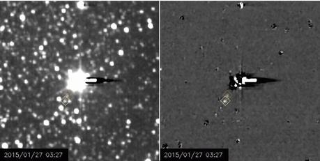 Animazione di sette fotogrammi in cui si riconoscono le lune di Plutone Hydra (nel quadrato giallo) e Nix (arancione). Ogni fotogramma è una combinazione di cinque immagini da 10 secondi, scattate con lo strumento Long-Range Reconnaissance Imager (LORRI) utilizzando una modalità speciale che combina i pixel per aumentare la sensibilità a spese della risoluzione. Il set di immagini a destra è stato appositamente elaborato per rendere le piccole lune più facili da distinguere. Crediti: NASA/Johns Hopkins APL/Southwest Research Institute