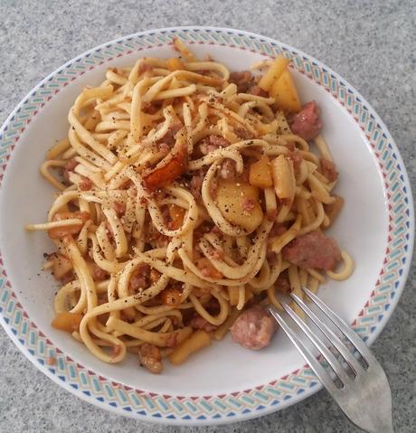 Taglierini con salsiccia e mele - Taglierini avec le pommes et la saucisse - Taglierini with sausage and apple