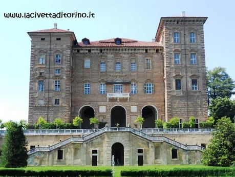 Il castello di Aglié, nel Canavese, fu di proprietà dei San Martino fino al 1763, quando passò nelle mani dei Savoia. Fu Filippo a far affrescare il meraviglioso Salone da Ballo.