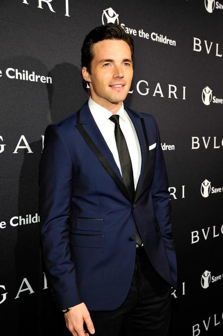 BVLGARI Ian Harding Stars uscire in Black & Midnight Blue per BVLGARI Pre Oscar Evento