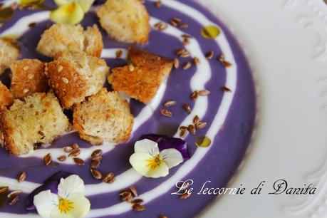 Crema di patate viola croccante con semi di lino