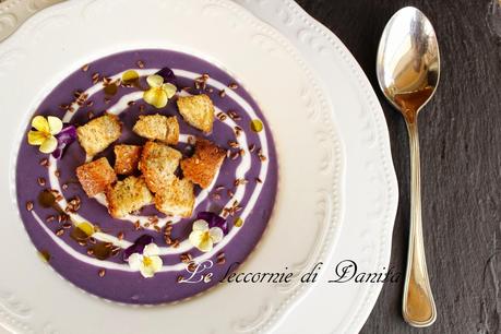 Crema di patate viola croccante con semi di lino