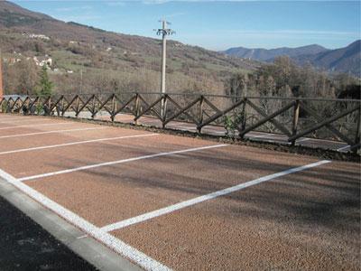 Parcheggio a basso impatto paesaggistico Betonrossi: Drainbeton, il calcestruzzo drenante che si integra con lambiente