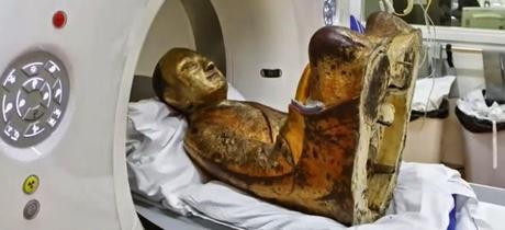 Misteriosa mummia di un monaco buddista celata all'interno di una statua di Buddha
