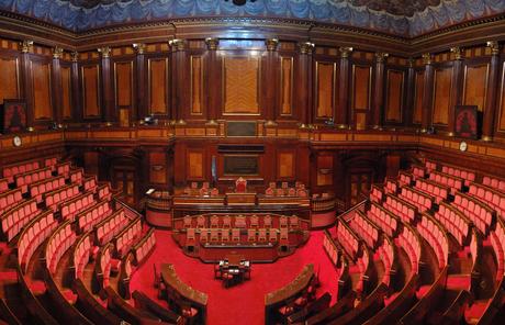 Una legge all’anno. Li paghiamo per delegare