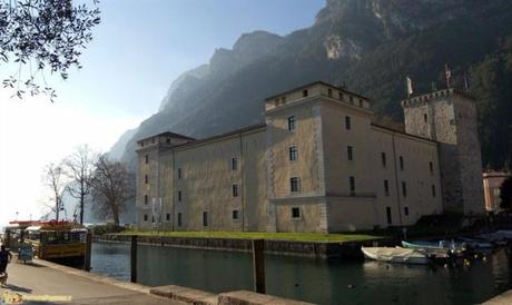 Lago e bimbi: la casa di Babbo Natale a Riva del Garda