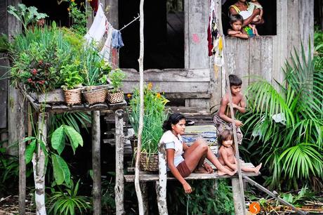 famiglia in una casa nella foresta amazzonica inondata