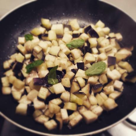 Riso venere con gamberoni e melanzane aromatizzate alla menta