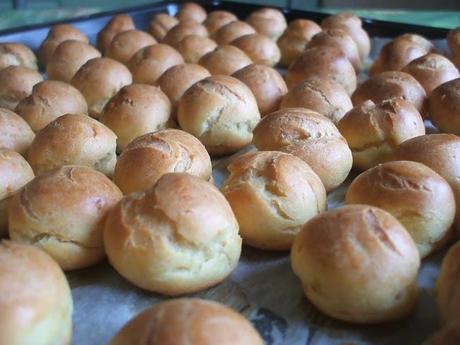 Castagnole al forno o fritte ripiene di crema per Carnevale