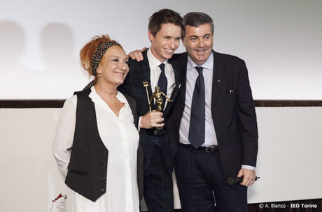 Eddie Redmayne lo scorso novembre al Festival di Torino con il premio Maserat/Torino. Con lui il direttore del TFF Emanuela Martini e Luca Dal Monte, direttore relazioni esterne & stampa di Maserati.