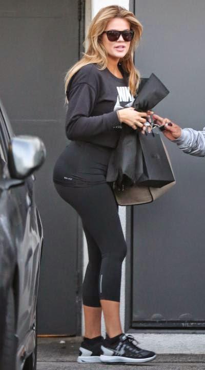 Khloe Kardashian tutta bagnata tra le ascelle e le gambe