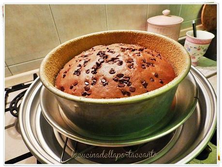 Torta al cioccolato, senza lattosio e cotta nel fornetto sul fornello / Chocolate cake, lactose and cooked in the oven on the stove