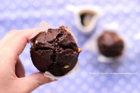 Muffin al cacao con gocce di cioccolato bianco - super facili, super veloci