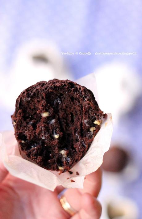 Muffin al cacao con gocce di cioccolato bianco - super facili, super veloci