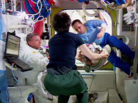 Gli astronauti della NASA Terry Virts e Barry 'Butch' Wilmore dopo la passeggiata spaziale vengono accolti a bordo da Samantha Cristoforetti. Crediti: NASA/ESA