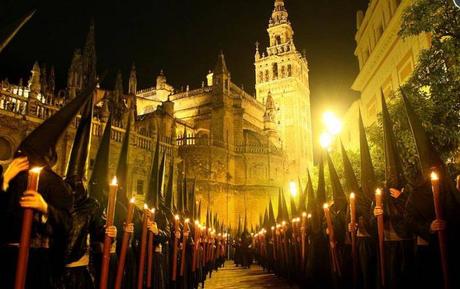 Alcune location sono particolarmente scenografiche per ammirare i nazarenos in processione. Ad esempio, nei pressi della Cattedrale si può assistere a spettacoli unici. 