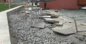 I danni causati dalle forti onde del Lago Maggiore al Parco Lago di Luino