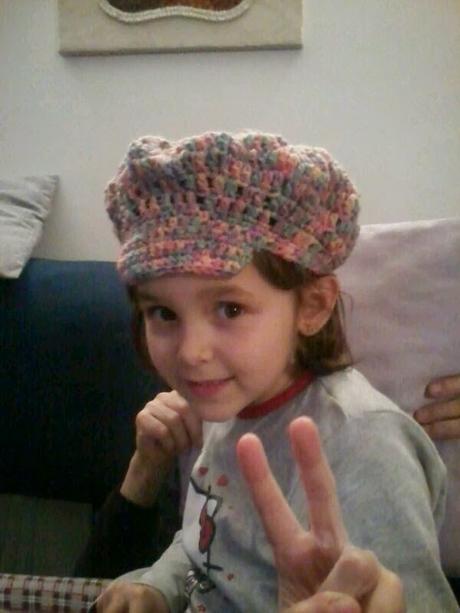 Ultimi freddi: un soffice cappellino sluochy ad uncinetto per bambina