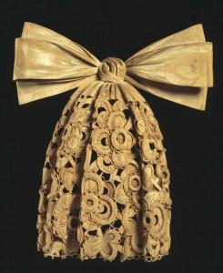 Cravatta in legno di Grinling Gibbons, 1690 c.a. Victoria and Albert Museum