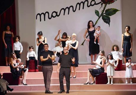 sfilata dolce & gabbana, dedicata alla mamma