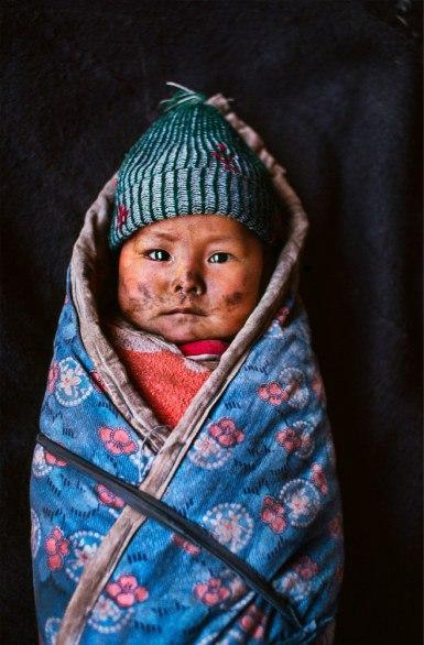 stevemccurry36TIBET10542BambinoavvoltoinunacopertaXigazeTibet1989SteveMcCurry