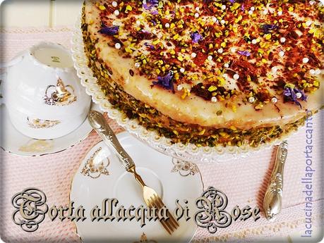 Pan di Spagna lievitato all'acqua di rose, glassato al tè verde... e buon compleanno! / Sponge cake leavened with rose water, glazed with green tea