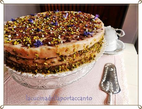 Pan di Spagna lievitato all'acqua di rose, glassato al tè verde... e buon compleanno! / Sponge cake leavened with rose water, glazed with green tea