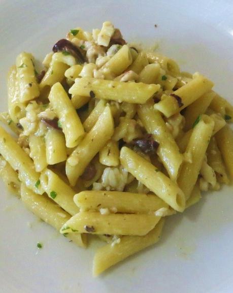 Penne con rana pescatrice e olive