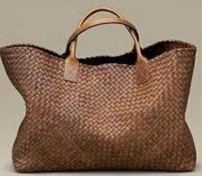 UNA SHOPPER MUST,  LA CABAT DI BOTTEGA VENETA