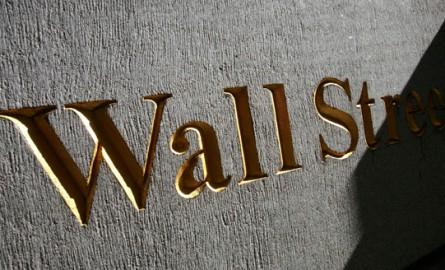 Wall Street scende, ma limita i danni