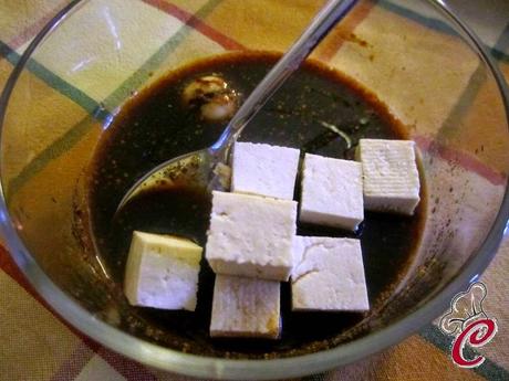 Spezzatino di tofu marinato con salsa di sedano e noci: per chi la chiama diffidenza, per chi si lascia conquistare
