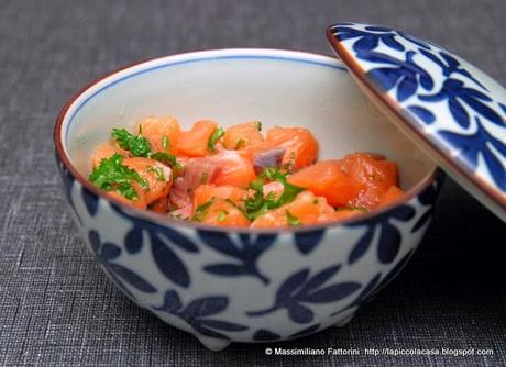 La ricetta col crudo di pesce: tartare di salmone con prezzemolo riccio, olio di nocciola e peperoncino jalapeno