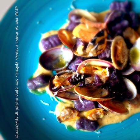 Gnocchetti di patate viola con Vongole Veraci e crema di ceci cuoca a tempo perso