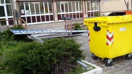 Torre del Greco, crolla tabellone a scuola, tragedia sfiorata scuola2