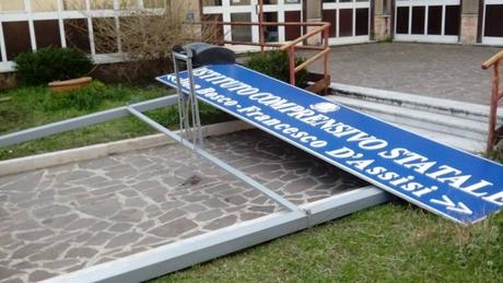 Torre del Greco, crolla tabellone a scuola, tragedia sfiorata scuola1