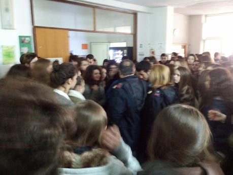 #LaBuonaScuola si presenta con la polizia al Liceo Classico!