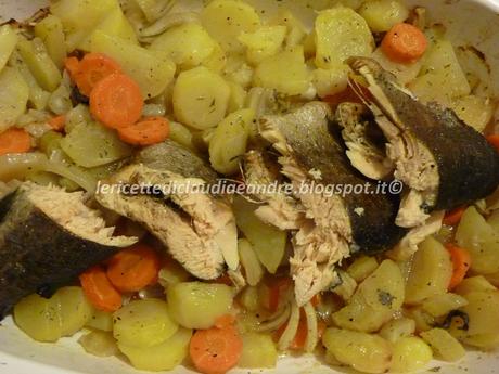 Trota salmonata al forno, con patate,carote e finocchi